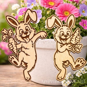 Puede incluir: Dos recortes de conejos de madera, cada uno sosteniendo una zanahoria, con una cara sonriente y la lengua afuera. Los conejos son de color marrón claro con contornos marrones más oscuros. El fondo presenta una maceta blanca llena de flores rosas, moradas y blancas.