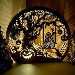 Può includere: Decorazione luminosa in legno a tema Halloween. Il design circolare presenta un albero spettrale, zucche, un fantasma e un corvo. Gli intricati dettagli tagliati al laser creano un effetto a strati.