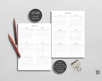 Op de afbeelding: Een digitale download van een 2026-planner met een minimalistisch ontwerp. De planner bevat maandkalenders, potloden en een paperclip. De tekst "2026 Digital Download" staat in een cirkel. Verkrijgbaar in Super A5, A4, A3, Half Letter, Letter en Ledger.