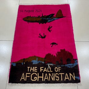 2 x 3 roze oorlogstapijt - tapijt Fall of Afghanistan - Afghaanse oorlogstapijt - granaattapijt - geweerkleed - BMPs-tapijt - helikoptertapijt - Ak 47-tapijt - BTRs-tapijt