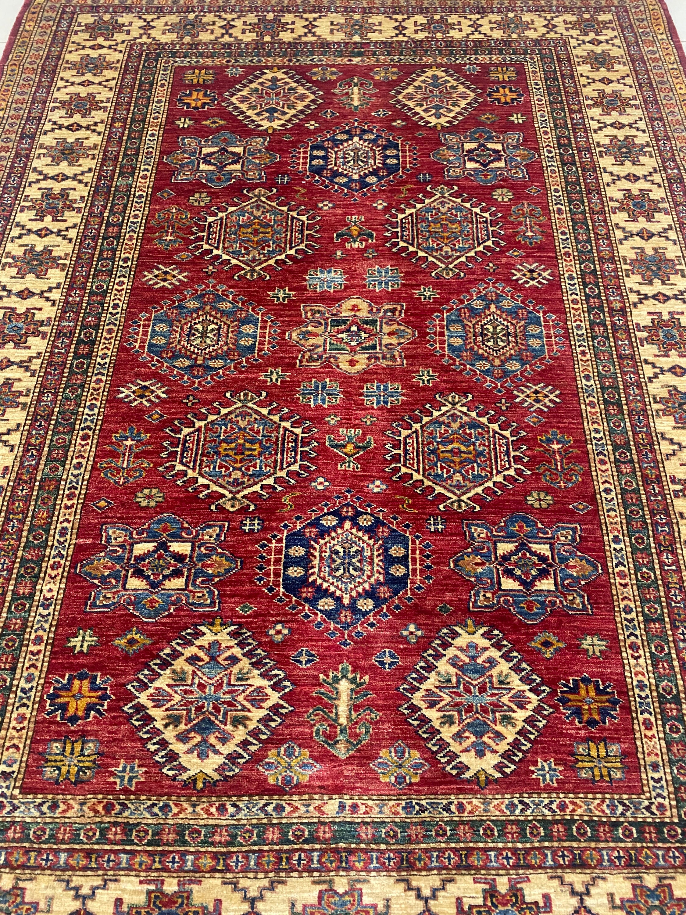 5x7 バーガンディ レッド スーパー カザック ラグ - 幾何学模様のラグ