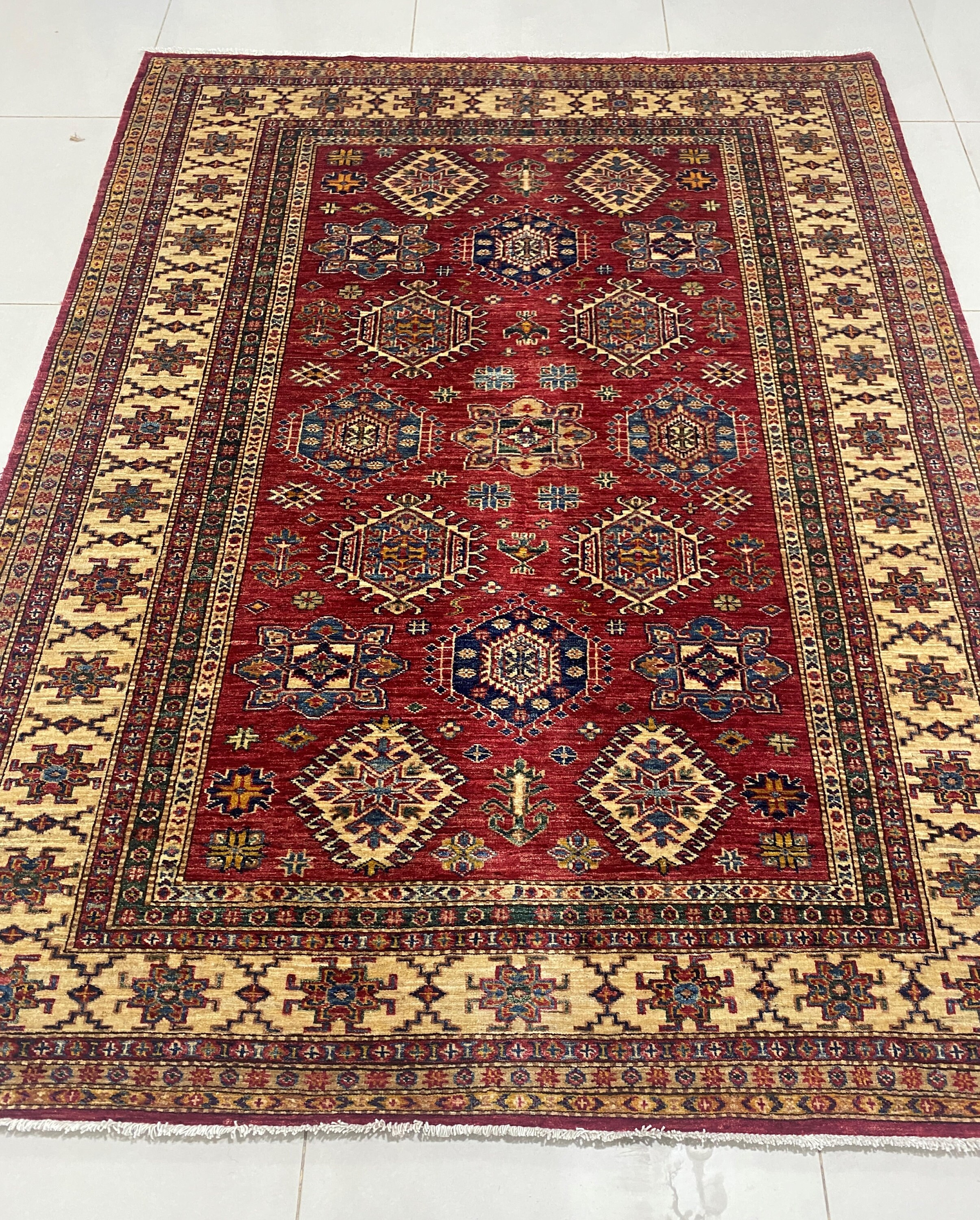 幾何学模様のバーガンディラグ 5x7 バーガンディ レッド スーパー カザック ラグ - 幾何学模様のラグ