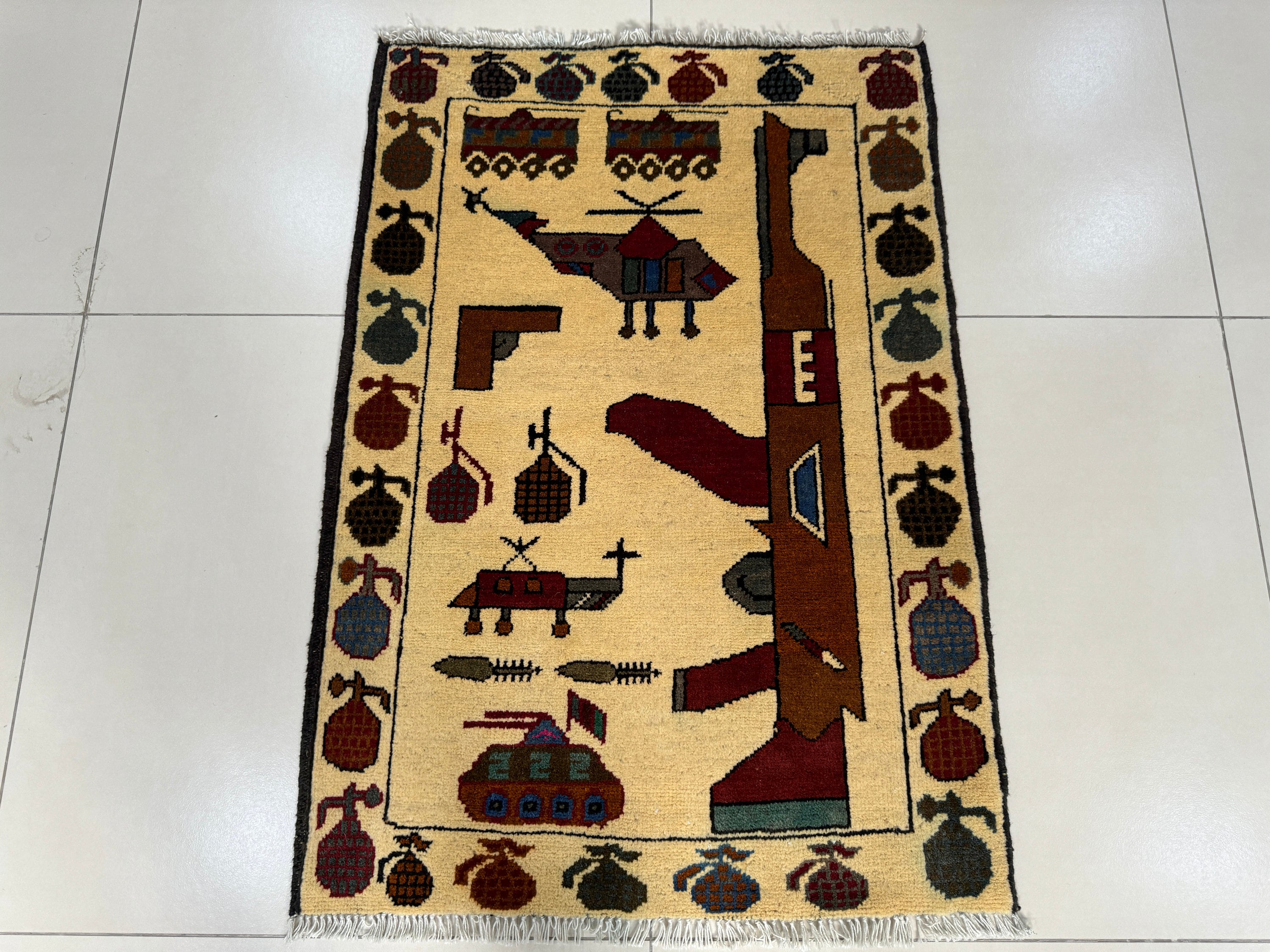激安セール　SALE アフガンラグ　war rug手織り 153cm X 86 2x3 White War Rug - Iconic Kalashnikov Rug - Afghan War Rug