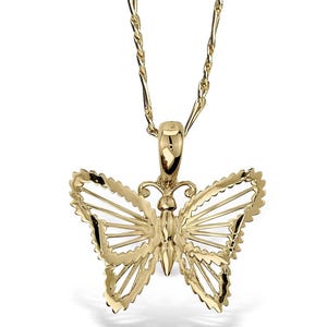 Könnte beinhalten: Eine goldene Kettenkette mit einem zarten Schmetterlingsanhänger. Der Schmetterling ist aus einem filigranen, durchbrochenen Design gefertigt.