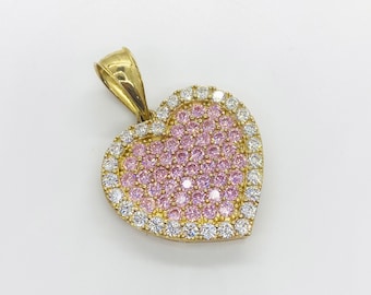Könnte beinhalten: Ein goldener herzförmiger Anhänger mit einem Design aus rosa und weißen Diamanten.