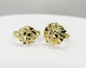 Könnte beinhalten: Zwei goldene Ringe mit einem strukturierten, diamantartigen Design. Die Ringe sind unterschiedlich groß.