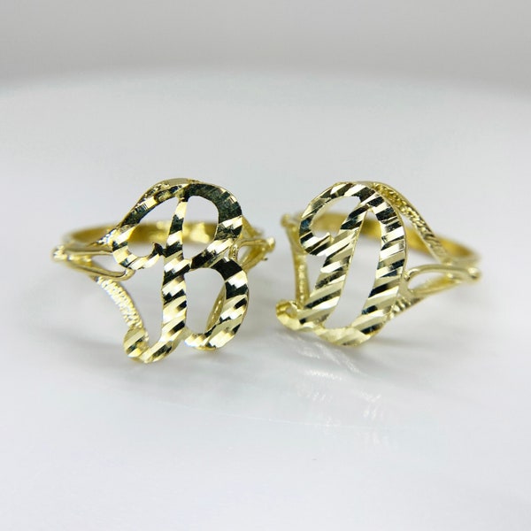 Anillo con inicial cursiva de oro macizo de 10k y monograma con corte de diamante.