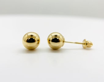 Può includere: Un paio di orecchini a lobo in oro con sfere. Gli orecchini sono semplici e classici, e sarebbero un ottimo regalo per ogni occasione.