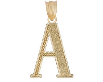 Puede incluir: Un colgante de oro en forma de la letra A. La letra está decorada con un patrón detallado.
