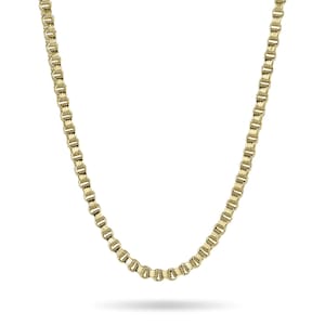 Könnte beinhalten: Eine goldfarbene Halskette mit einem strukturierten, verbundenen Design. Die Kette besteht aus kleinen, miteinander verbundenen kreisförmigen Gliedern, die ein durchgehendes Muster bilden. Die Halskette wird vor einem weißen Hintergrund präsentiert.