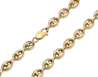 Könnte beinhalten: Eine goldfarbene Halskette mit einem Design aus Kaffeebohnen- oder Puff-Mariner-Gliedern. Die Halskette hat einen Karabinerverschluss. Die Glieder sind glatt und abgerundet, wodurch ein poliertes Aussehen entsteht. Die Kette wird vor weißem Hintergrund präsentiert.
