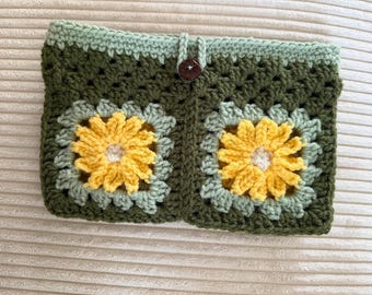 Crochet Book Sleeve— Green Daisy