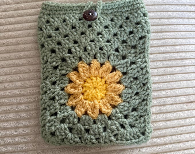 Crochet Kindle Sleeve— Green Daisy