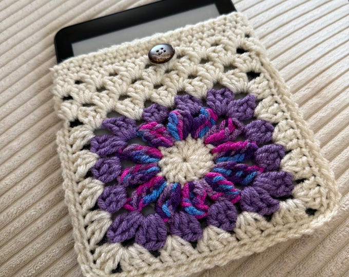 Crochet Kindle Sleeve— Purple Daisy