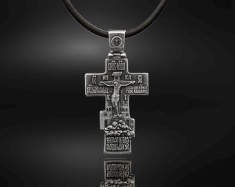 祈りの彫刻が施されたシルバーの正教会ジュエリー十字架ペンダント。