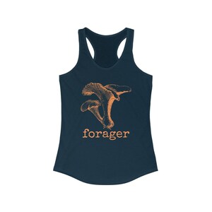 Puede incluir: Un top de tirantes azul marino con un gr&aacute;fico de setas naranjas y la palabra "forager" impresa en naranja.