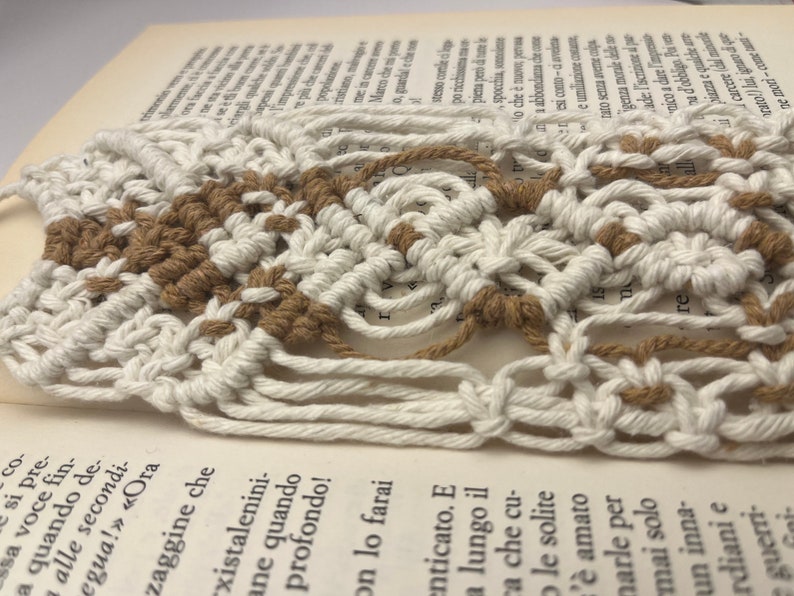 ESAGERATA Macrame bookmark image 5