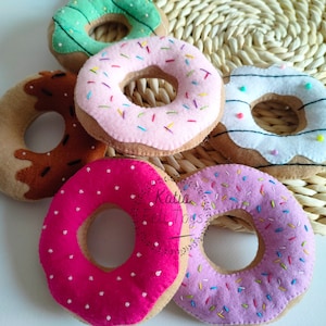 Filz Donuts - sicheres und ansprechendes Filz-Essen für Kinder (Spiel-Donut, Puppenessen, Kinderspielzeug, Kochspielzeug, Plüschtier)