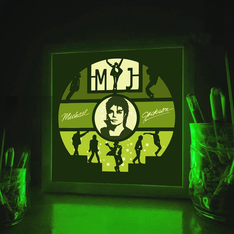 K&ouml;nnte beinhalten: Eine gr&uuml;n-wei&szlig;e gerahmte Leuchtwandkunst mit einer Silhouette von Michael Jackson mit dem Text "MJ" und "Michael Jackson".