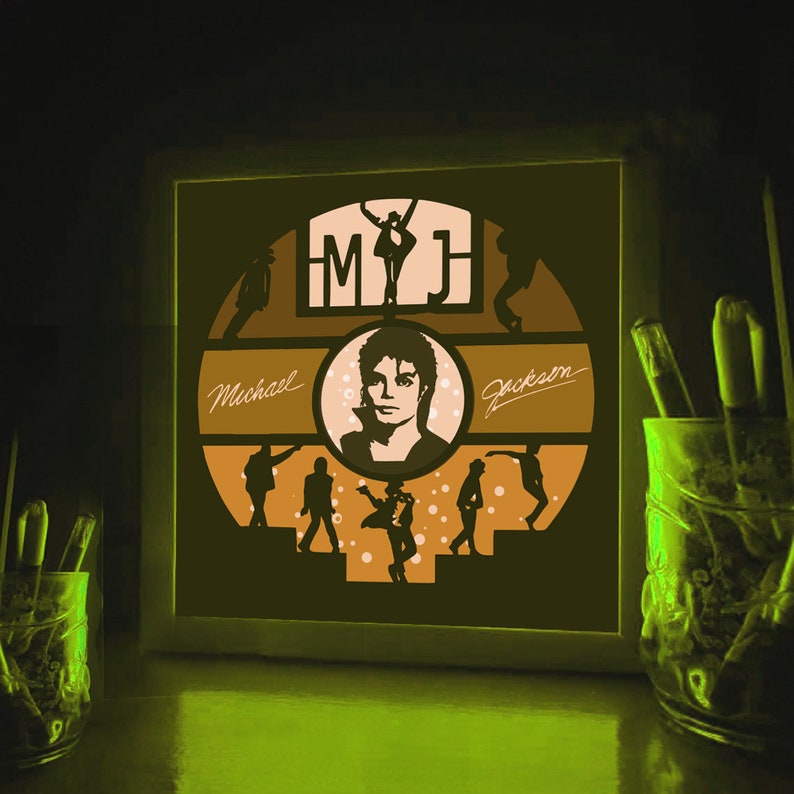 K&ouml;nnte beinhalten: Ein gerahmtes, beleuchtetes Kunstwerk mit einer Silhouette von Michael Jackson mit dem Text "MJ" und "Michael Jackson" in einem kreisf&ouml;rmigen Design.