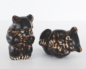Royal Copenhagen Porzellan Bärenjunge Figuren, Paar Baby-Bären aus braunem Steingut, Keramik-Bären sitzend liegend spielend, dänische Keramik