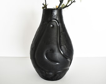 Vintage abstrakte mattschwarze Vase, rumänische Mid-Century Studio-Keramikkunst, handgefertigtes Volkskunst-Blackware-Keramikgefäß mit geschnitzten Vögeln