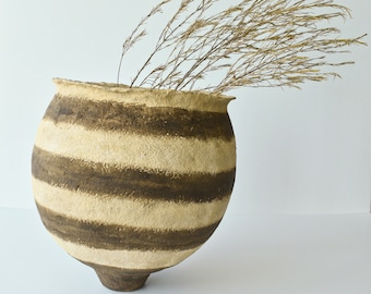 Große gestreifte Pappmaché-Vase, Wabi Sabi primitives Keramikgefäß, rustikale Schale für Regal oder Tischdekor