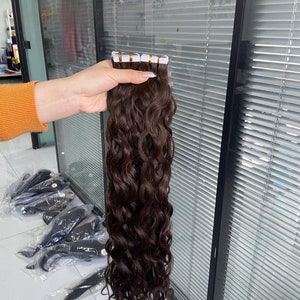 チョコレートブラウン カーリー 40個 テープイン 人毛エクステンション ブラジル産 レミーヘアエクステンション スキンウェフト バンドル 100% 本物の人毛 女性用
