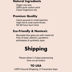 Puede incluir: Texto sobre un fondo rosa claro que detalla los ingredientes naturales, la calidad superior y los aspectos ecol&oacute;gicos del producto. El texto tambi&eacute;n menciona un frasco de vidrio de 255 g y un tiempo de combusti&oacute;n de 50-60 horas. El texto dice "Artisan Crafted".