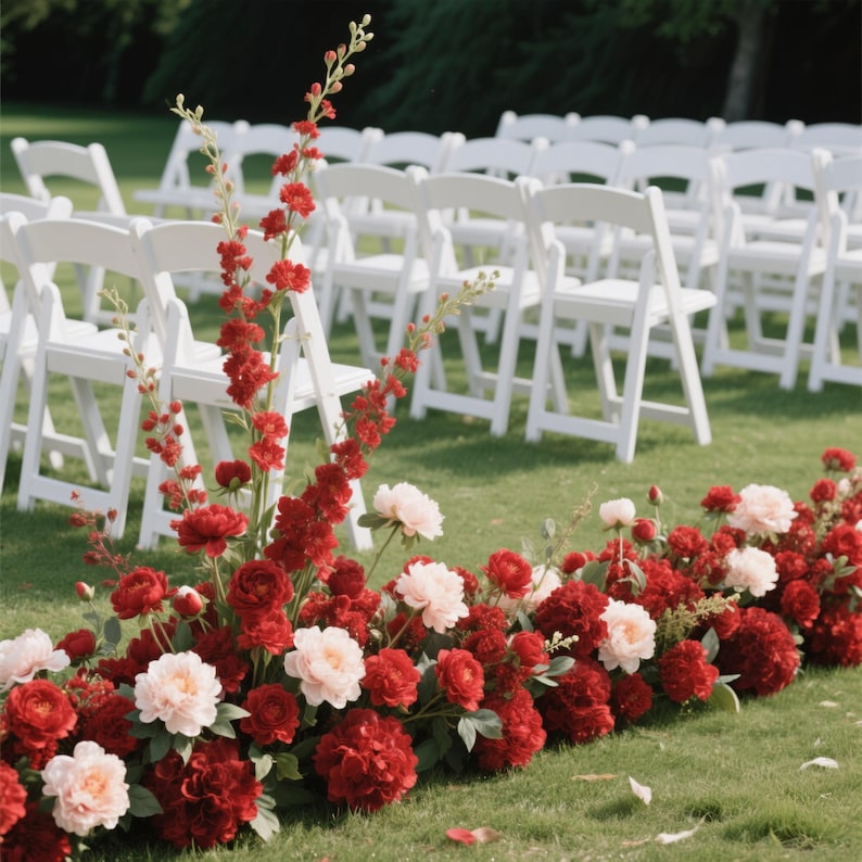 Puede incluir: Montaje para una ceremonia de boda al aire libre. Filas de sillas plegables blancas sobre c&eacute;sped. Un arreglo floral de flores rojas y rosas, incluyendo peon&iacute;as, decora el pasillo.