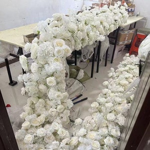 Runner con fiori di rosa, fiore da sposa bianco, runner da corridoio, composizione di nozze, runner da tavola per eventi di nozze, arco di fiori swag, centrotavola floreale
