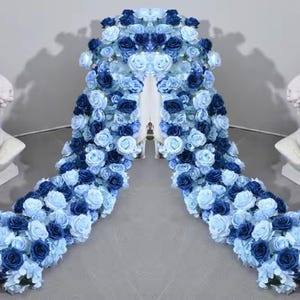 Camino de flores de rosas de color azul claro, hilera de flores de rosas de color azul marino, arreglo de arco para bodas, camino de pasillo para bodas, arco de flores para bodas, centro de mesa