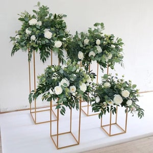 Centrotavola con palla di fiori bianchi a foglia di eucalipto, centrotavola floreale, palla di fiori da tavolo, composizione floreale per matrimonio, decorazione per feste