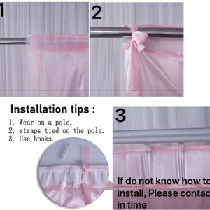 Op de afbeelding: Installatie-instructies voor een roze transparant gordijn. De instructies laten zien hoe je het gordijn aan een stang hangt met behulp van banden en haken. De tekst luidt: "Installatietips: 1. Draag op een paal. 2. Banden vastgemaakt aan de paal. 3. Gebruik haken. Als u niet weet hoe u moet installeren, neem dan tijdig contact op."