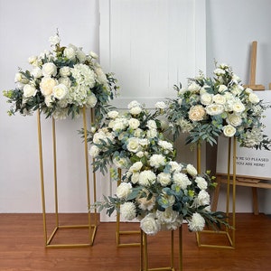 Palla di fiori bianchi completa, foglia di eucalipto, palla di fiori, centrotavola, palla floreale, palla di fiori, composizione di nozze, decorazioni per la festa di nozze