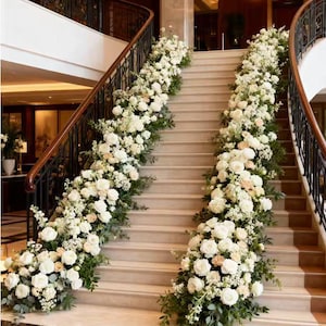 Löpare av eukalyptusvit ros, blomstergirlang för bröllopsfest, blomsterarrangemang för bröllopsfest, blomsterrad för trapporna