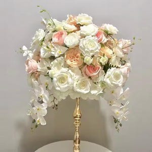 Centrotavola con fiori bianchi, centrotavola con fiori a forma di palla, centrotavola con fiori a forma di palla, composizione floreale per matrimonio, centrotavola per matrimonio, decorazione per matrimonio