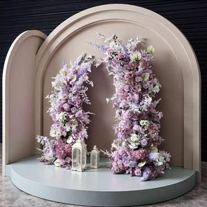 Achtergrond bruiloft verloving, boog met kunstmatige roosbloem