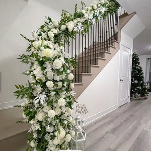 Runner di fiori bianchi verdi, fila di fiori di rose, composizioni nuziali, runner da tavola di nozze, arco di fiori Swag, centrotavola, decorazione da parete da giardino