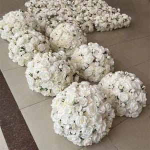 Centrotavola da matrimonio con palla di fiori bianchi e rosa, composizione floreale, decorazione per matrimonio con fiori bianchi