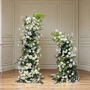 Łuk z białych róż, centralny element weselny, girlanda kwiatowa na stół, dekoracja łuku weselnego