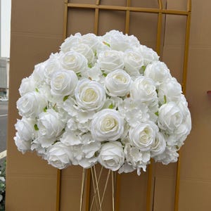 Arranjo de centro de mesa de bola de flores brancas, caminho de mesa de flores, peça central de flores brancas, bola de flores para decoração de festa de negócios de casamento