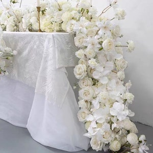 Runner floreale bianco avorio, ghirlanda di fiori da matrimonio con rose, runner da corridoio, runner da tavolo per ricevimenti nuziali, arco di fiori a festoni, centrotavola floreale