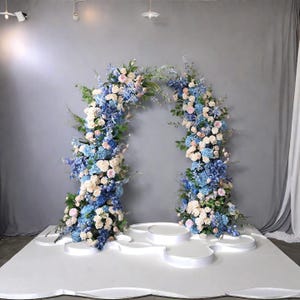 Fondo de flores de rosas en azul claro y blanco, arco de flores de rosas para boda, arco floral para boda, arco floral para boda, flores personalizadas