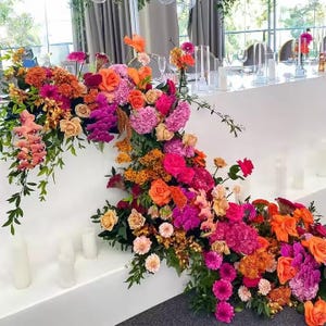 Ghirlanda floreale rosa shocking, arco di fiori per matrimonio, centrotavola floreale per matrimonio, ricevimento di nozze, fiori per navata centrale per matrimonio