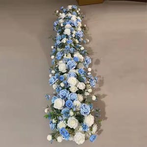 Fila di fiori floreali blu e bianchi, ghirlanda di fiori da matrimonio, runner da tavolo, runner da ricevimento di nozze, arco di fiori, centrotavola di fiori da matrimonio