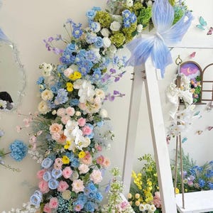 Frühlingsblumenblumenbogen, Hochzeitsblumengirlande, Tischblumenläufer, Hochzeitsfeier-Tischläufer, Blumenbogen, Hochzeitsblumen-Mittelstück