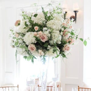 Corredor de arranjos florais, centro de mesa de casamento, bola de beijos com flores para mesa de namorados, centro de mesa grande, bola de flores para mesa alta de casamento