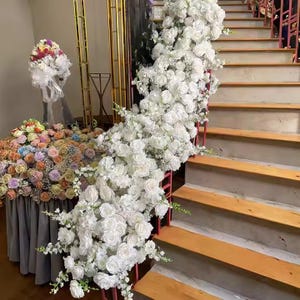 Ghirlanda di fiori per scale nuziali, runner di fiori di peonia bianca e rosa, centrotavola per tavolo nuziale, composizioni a terra, ricevimento nuziale, arco di fiori a festoni