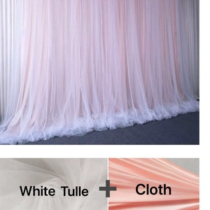 Op de afbeelding: Een witte tule achtergrond met een roze stoffen achtergrond. De tekst "White Tulle + Cloth" is op de afbeelding gedrukt.